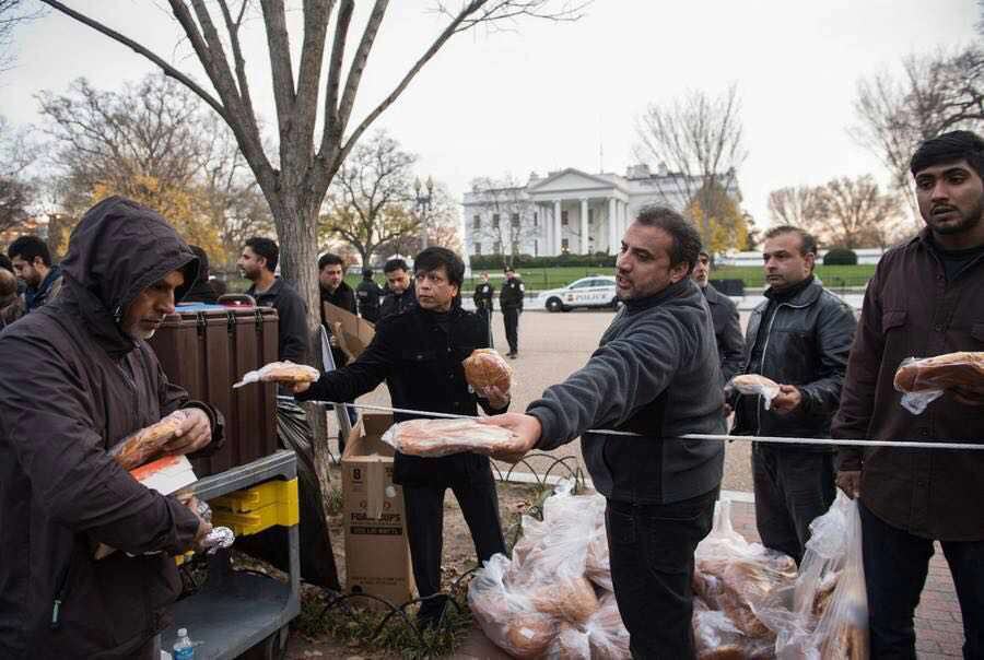 توزیع غذای نذری عزاداران حسینی مقابل کاخ سفید، واشنگتن، آمریکا